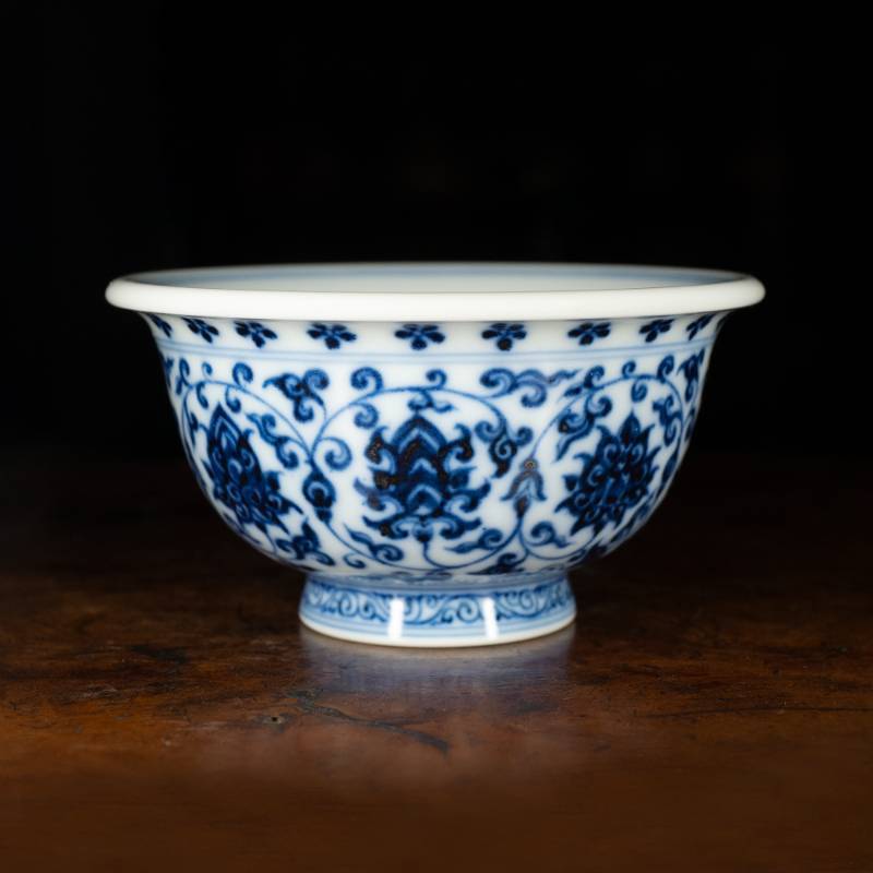 景德镇陶人临古手绘青花仿明永乐缠枝莲纹内绘鸳鸯压手杯 第七代压手杯[青花炸料杯]